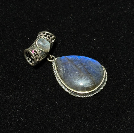 Natural teardrop-shaped labradorite pendant with a vintage, ethnic-style metal setting.